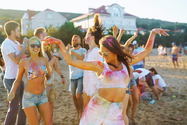 un groupe d'amis s'amuse à danser au festival holi Spring Beach Party Friendship Leisure Togethe