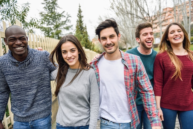 Groupe d&#39;amis s&#39;amuser ensemble à l&#39;extérieur