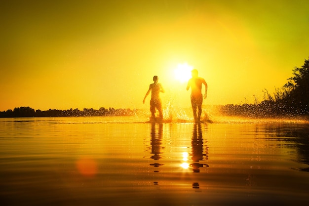 Groupe d&#39;amis s&#39;amuser sur la plage