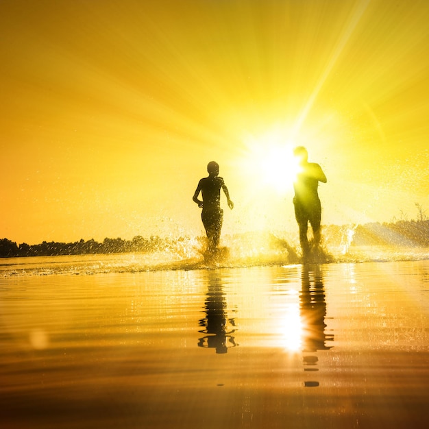 Groupe d&#39;amis s&#39;amuser sur la plage