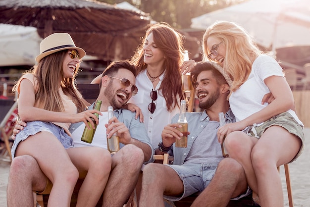 Groupe d&#39;amis s&#39;amuser sur la plage