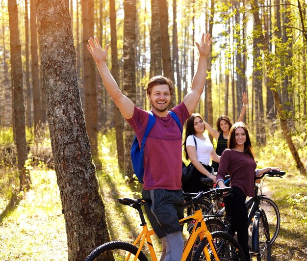 Groupe d'amis se relaxant dans un parc après avoir fait du vélo.