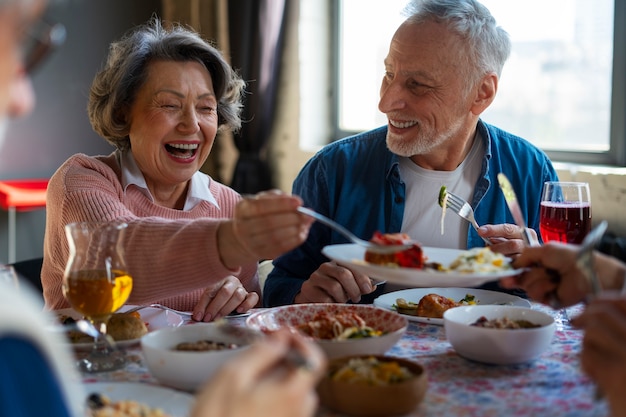 Groupe d'amis seniors faisant la fête