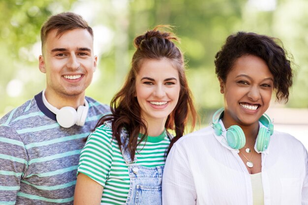 Photo groupe d'amis souriants heureux avec des écouteurs