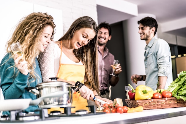 Groupe d'amis en train de dîner à la maison