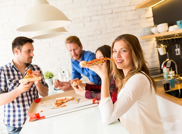 Groupe d&#39;amis en train de manger une pizza