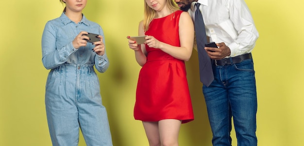 Groupe d'amis utilisant des smartphones mobiles La dépendance des adolescents aux nouvelles tendances technologiques se bouchent