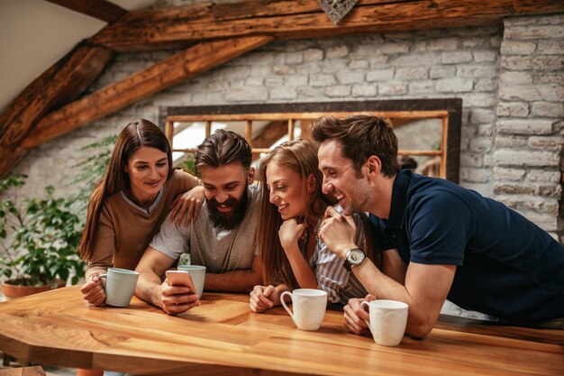 Groupe d'amis utilisant la technologie à la maison