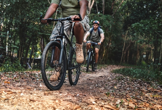 Groupe d&#39;amis à vélo ensemble