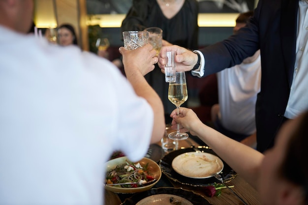 Un groupe d'amis vérifie les verres dans un restaurant Un groupe d'amis s'amuse et boit