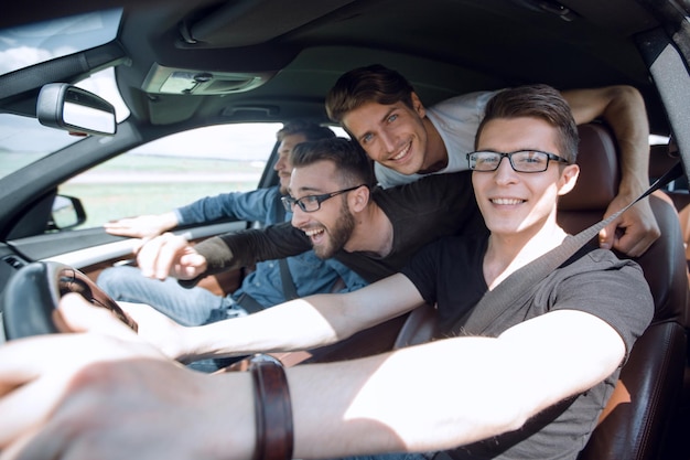 Groupe d'amis en voiture lors d'un voyage en voiture