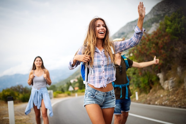 Groupe d'amis voyageurs marchant et s'amusant. Mode de vie de voyage et concept de vacances saisonnières