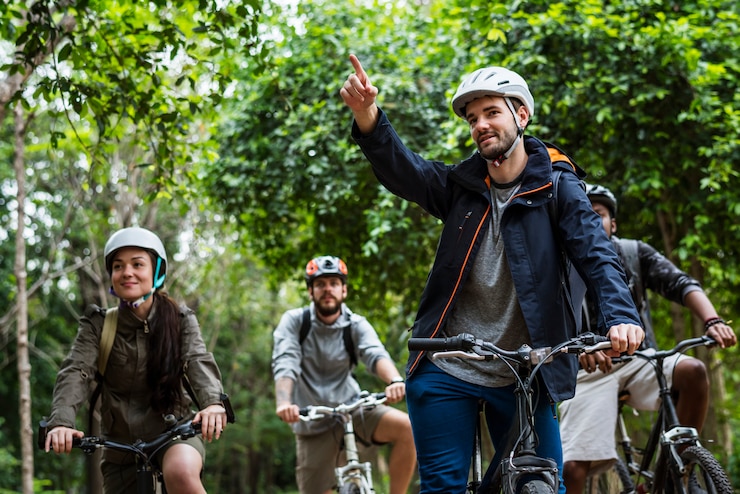 Photo groupe d&#39;amis en vtt dans la forêt ensemble