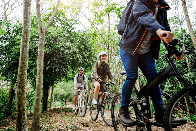 Groupe d&#39;amis en VTT dans la forêt ensemble