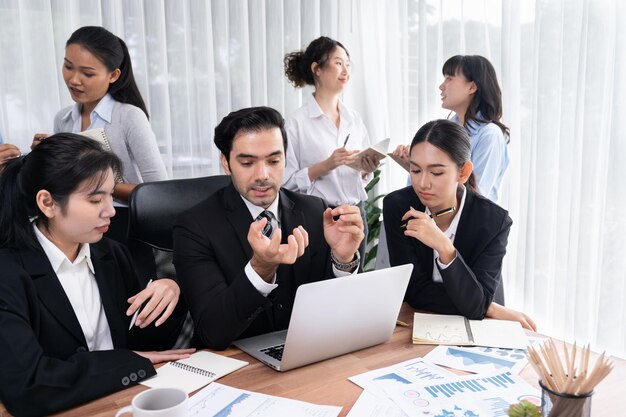 Groupe d'analystes d'affaires analysant le rapport de données financières Méticuleux