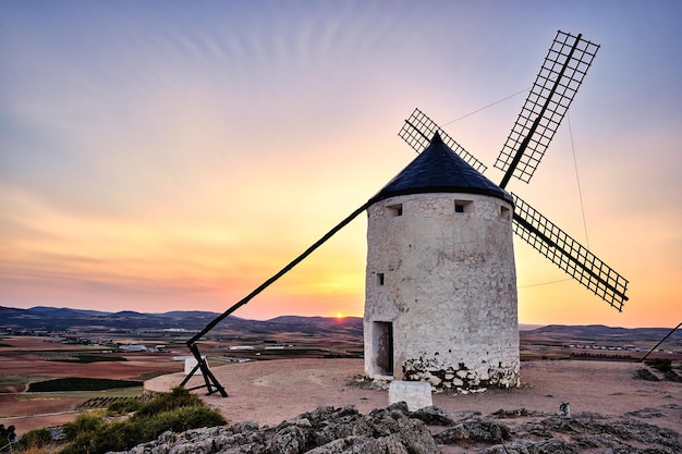 Groupe d'anciens moulins à vent dans la ville de Consuegra en Espagne sur la route du Don Quixote