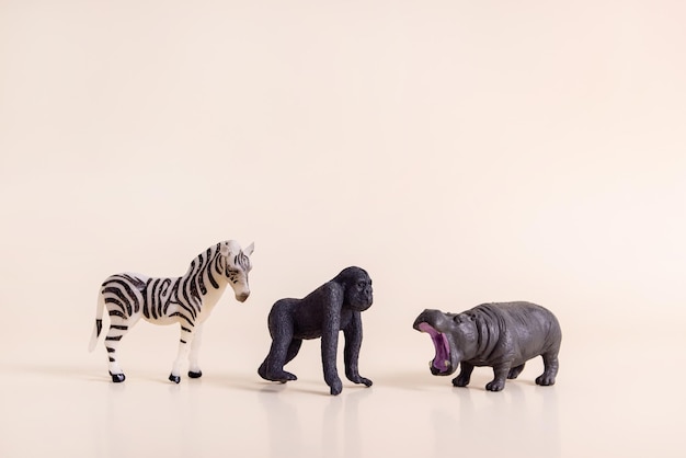 Groupe d'animaux jouets en plastique éléphant tigre lion et guépard animaux jouets en plastique miniatures