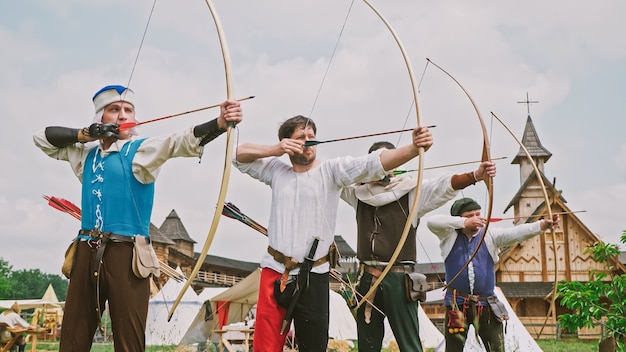 Un groupe d'archers médiévaux pratique le tir à l'arc.