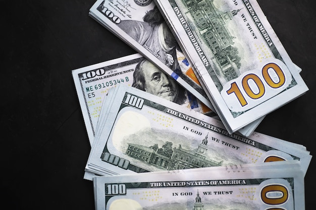 Groupe d'argent pile de billets de 100 dollars américains beaucoup de la texture d'arrière-plan. Argent comptant dans un gros tas comme arrière-plan financier.