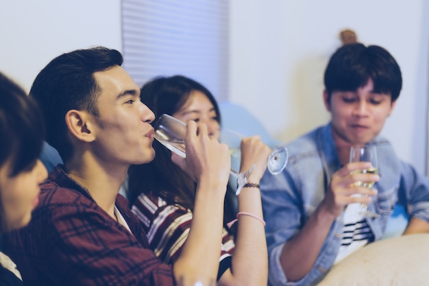 Groupe asiatique d&#39;amis ayant une fête avec des boissons alcoolisées de bière