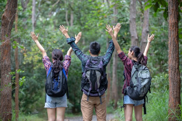 Groupe asiatique de jeunes Randonnée avec des amis sacs à dos marchant ensemble et à la recherche de carte et de takin