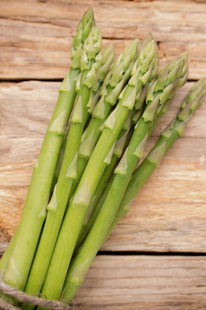 Groupe d'asperges attachées avec de la ficelle