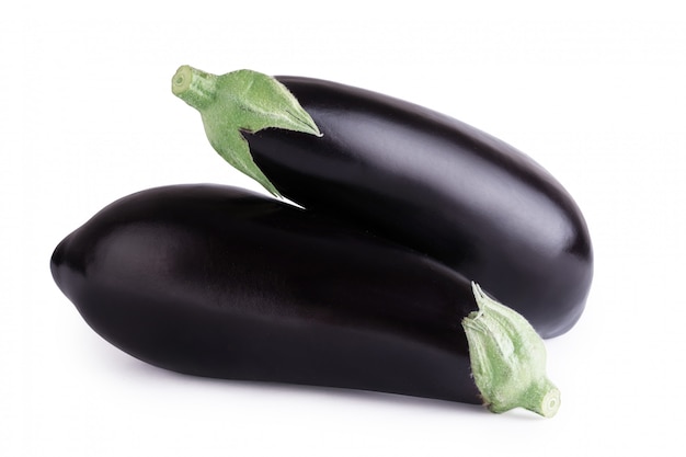 Groupe d&#39;aubergines sur fond blanc