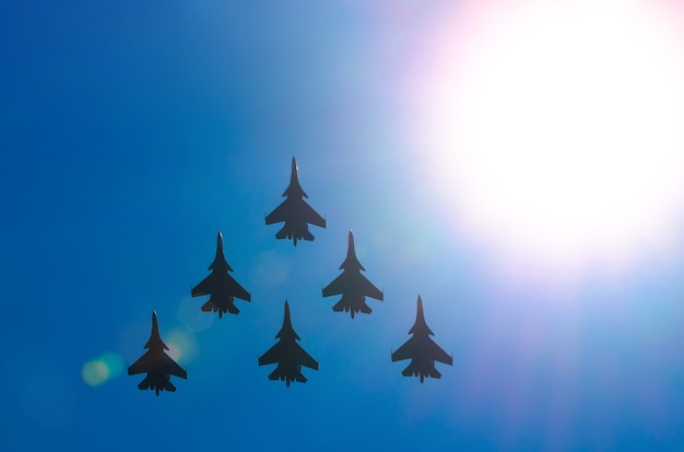 Groupe d'avions de chasse à réaction soleil brillent ciel bleu.