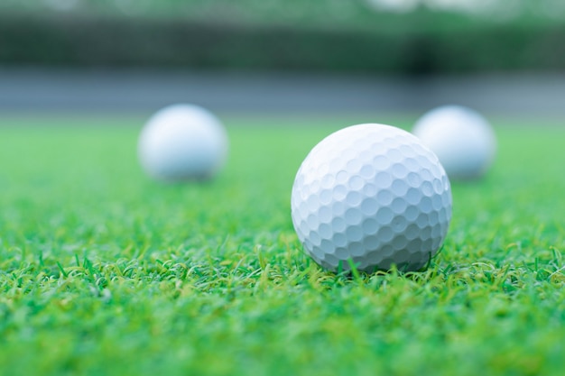 Photo un groupe de balle de golf sur l'herbe verte