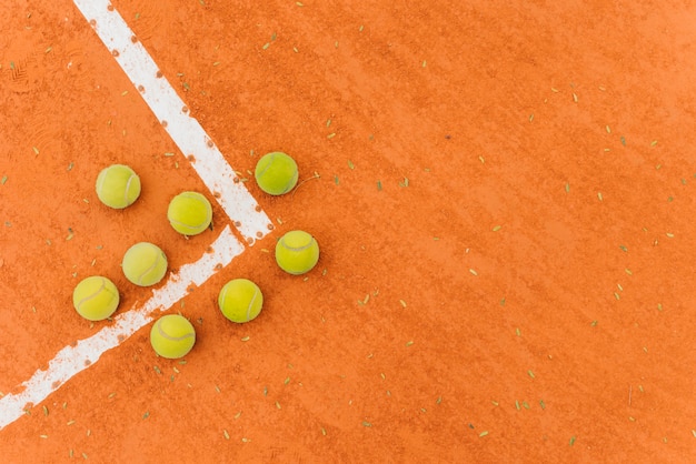 Groupe de balles de tennis avec vue de dessus