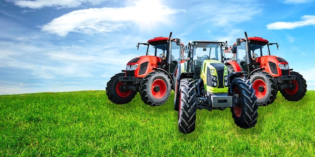 Groupe de bannières publicitaires agricoles de tracteurs génériques nouveaux et modernes sur un pré vert en journée ensoleillée mixte