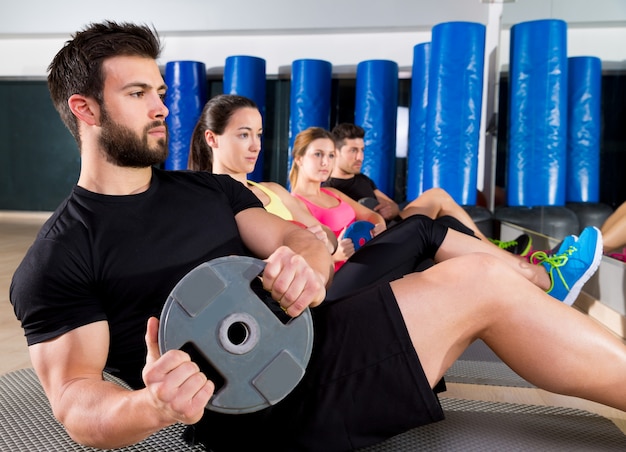 Groupe de base de formation de plaque abdominale au gymnase