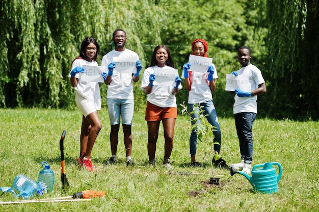 Photo groupe de bénévoles africains heureux
