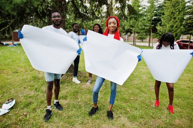 Photo groupe de bénévoles africains heureux