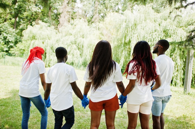 Groupe de bénévoles africains heureux