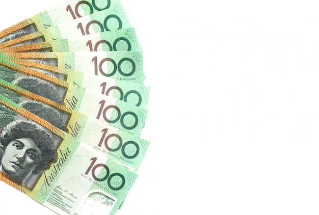 Photo groupe de billets australiens de 100 dollars sur fond blanc avec espace de copie pour le texte