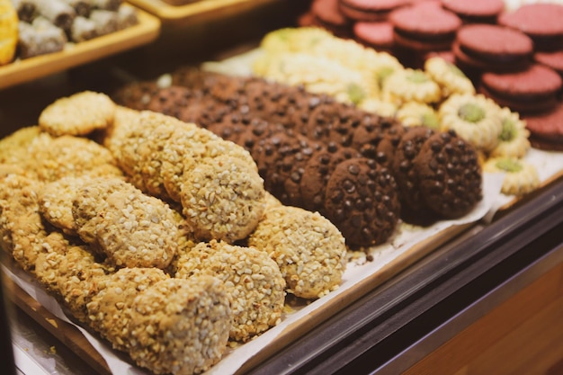 Groupe de biscuits assortis Chocolat blanc aux pépites d'avoine et aux raisins secs