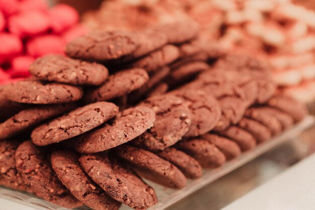 Groupe de biscuits assortis. Pépites de chocolat, raisins secs à l'avoine, chocolat blanc