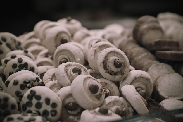 Groupe de biscuits assortis. Pépites de chocolat, raisins secs à l'avoine, chocolat blanc