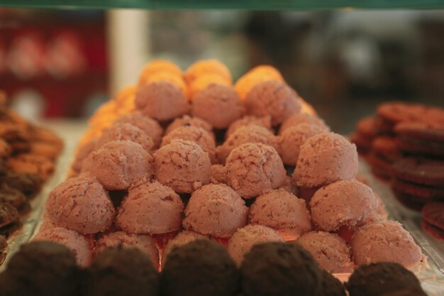 Groupe de biscuits assortis. Pépites de chocolat, raisins secs à l'avoine, chocolat blanc