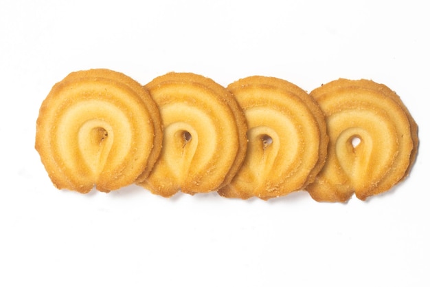 Groupe de biscuits au beurre danois le biscuit à anneau de vanille vue supérieure isolé sur fond blanc