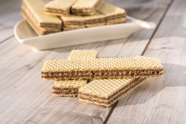 Groupe de biscuits Wafer sur table en bois clair. Banque d'Image