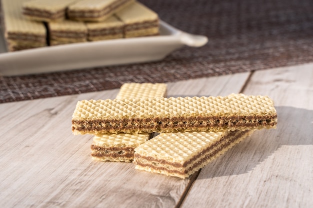 Photo groupe de biscuits wafer sur table en bois clair. banque d'image