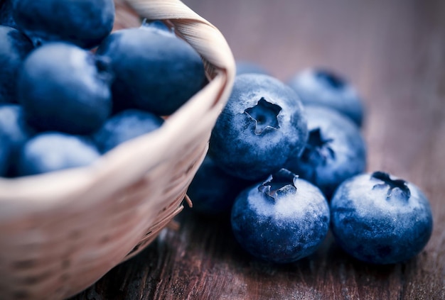 Groupe de bleuets frais sur une surface naturelle