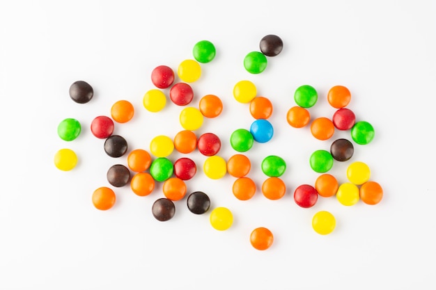 Groupe de bonbons colorés.