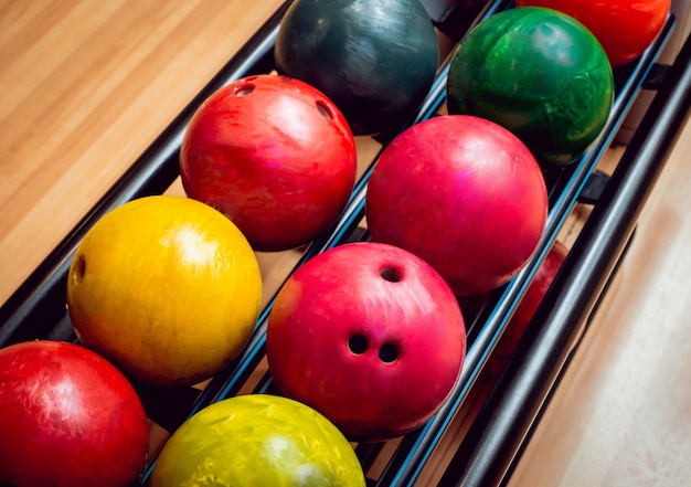 Groupe de boule de bowling au bowling.