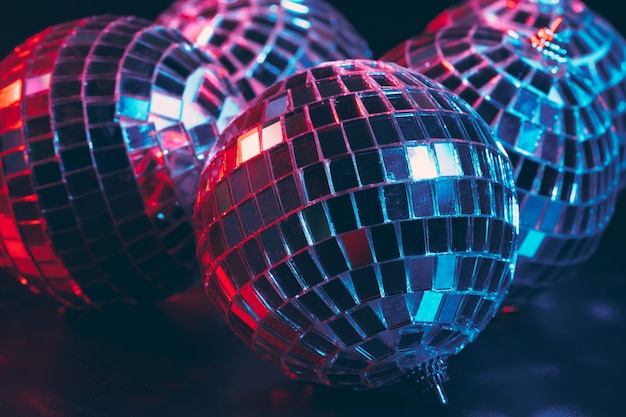 Groupe de boules disco brillantes sur sombre bouchent