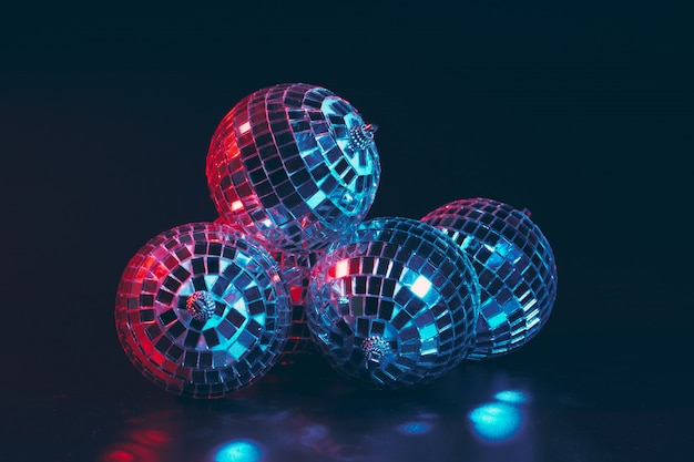 Photo groupe de boules disco brillantes
