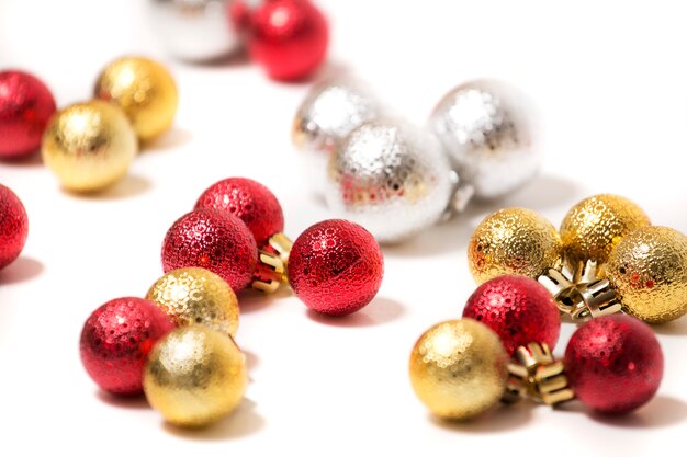 Groupe de boules de Noël colorées