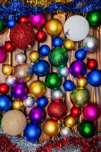 Photo groupe boules de noël sphères clinquant sur fond de table en bois libre décoration bonne année